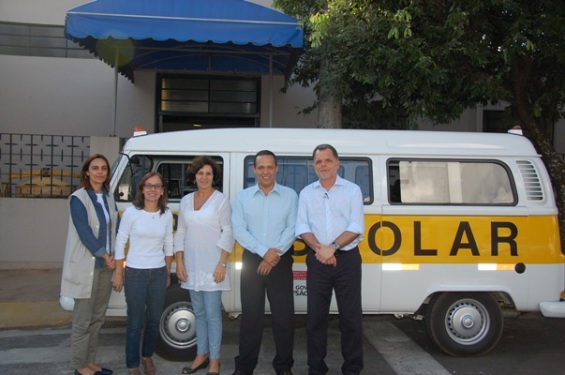 Kombi escolar para a Apae e mais casas populares