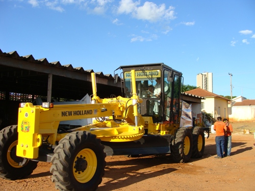 MOTONIVELADORA E RETROESCAVADEIRA PARA JUNQUEIRÓPOLIS