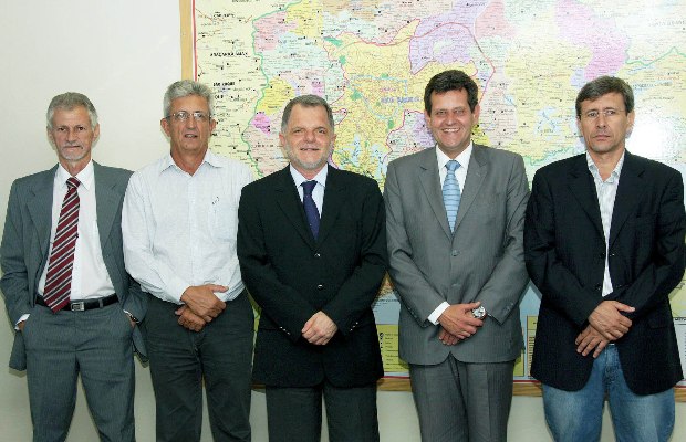 Mauro Bragato com prefeitos na Secretaria da Habita??o