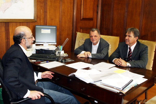 Deputado e prefeitos fazem reivindica??es na Casa Civil