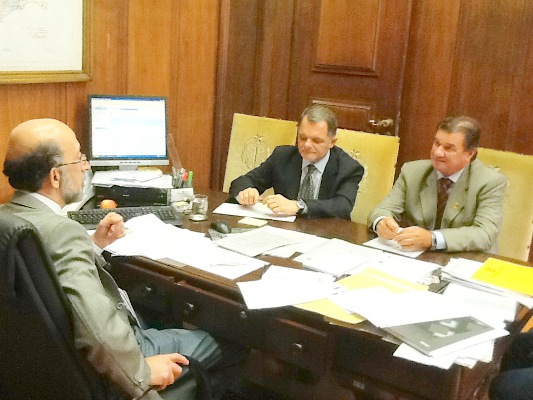 Deputado e prefeitos fazem reivindica??es na Casa Civil