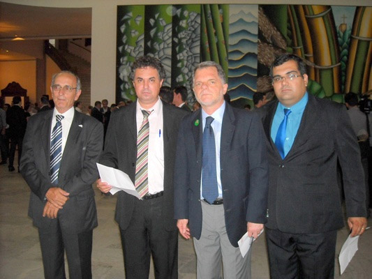 Com indica??o de Bragato, munic?pios conseguem vans e ambul?ncias