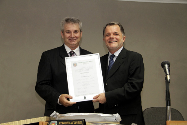 Deputado recebe t?tulo de cidad?o oleense