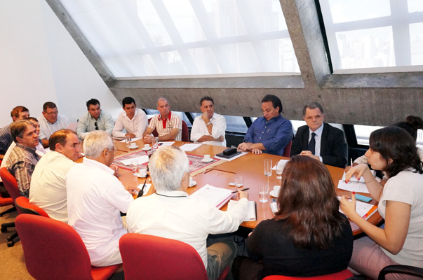 Representantes do transporte e locadoras discutem fiscaliza??o na Artesp