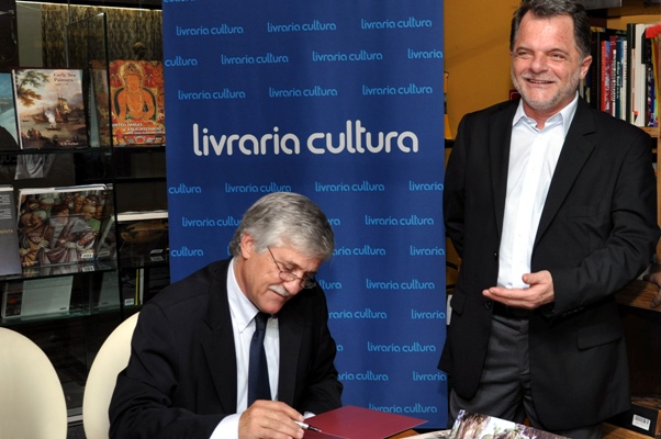 DEPUTADO PRESTIGIA LAN?AMENTO DO LIVRO DE CARLOS DIAS
