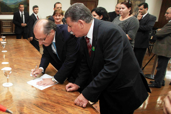 Governador autoriza novos conv?nios do Projeto Cidade Digital