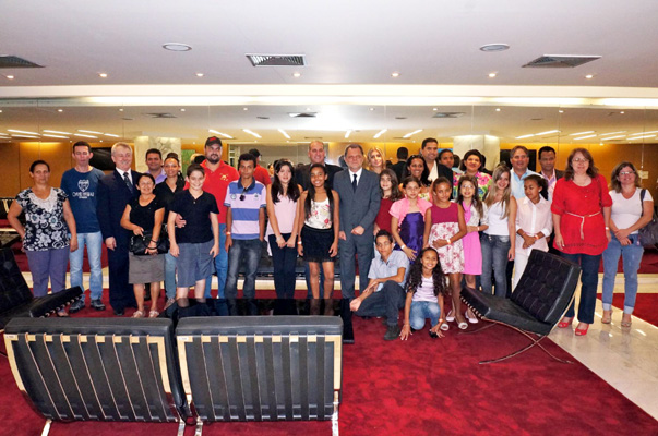 Vereadores e vereadores mirins de Tarum? visitam deputado Bragato