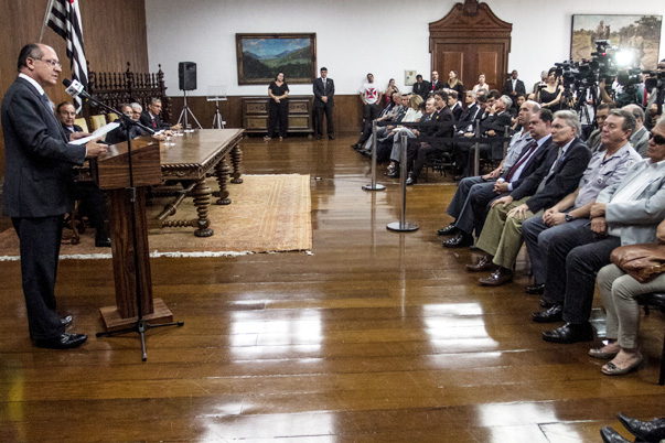 Projeto incorpora 100% de adicional ao sal?rio-base dos policiais