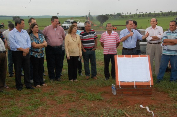 Bragato inaugura pavimenta??o da estrada ? Usina Rio Vermelho
