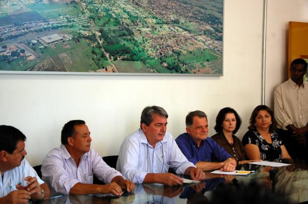 Deputado visita Dracena e recebe reivindica??es do prefeito Pedretti