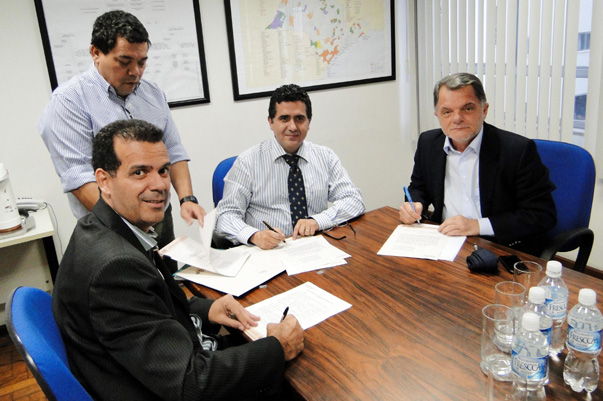 Com Bragato, prefeito de Epit?cio assina conv?nio de regulariza??o fundi?ria
