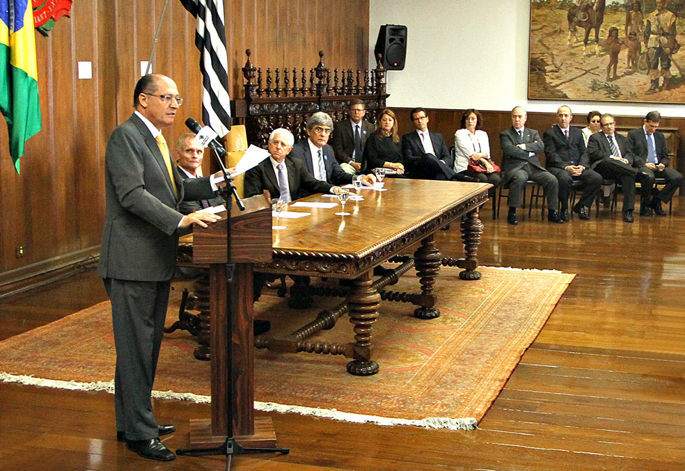 Governo vai reajustar professores em 42,2% at? 2014; agora em julho, aumento ? de 13,8%