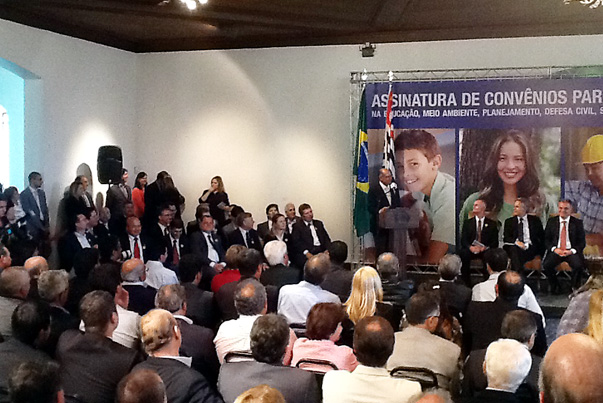 Governo assina conv?nios de mais de R$ 12 milh?es com munic?pios do Oeste
