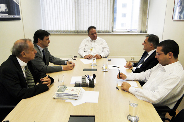 Deputado Bragato e prefeito Ivo buscam melhorias para aeroporto de Adamantina