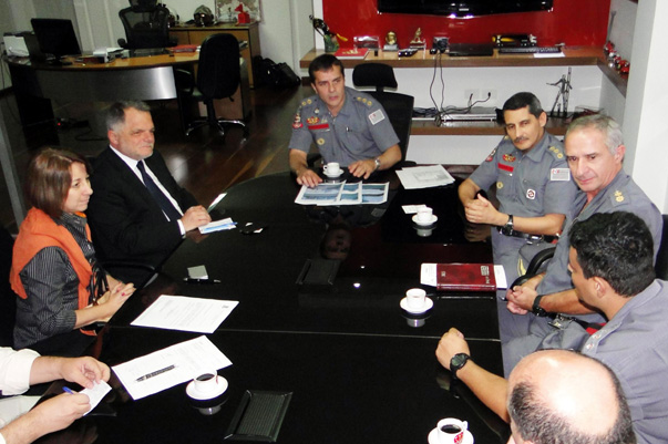 Com prefeita Belkis buscando melhores instala??es para bombeiros de Ourinhos