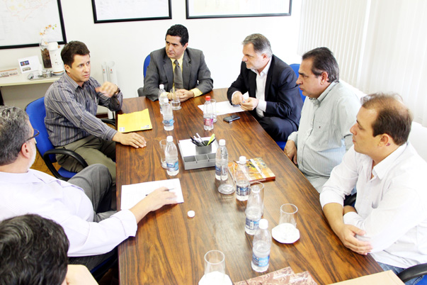 Deputado busca agilizar t?tulos de posse das Agrovilas 3 e 4 em Caiu?