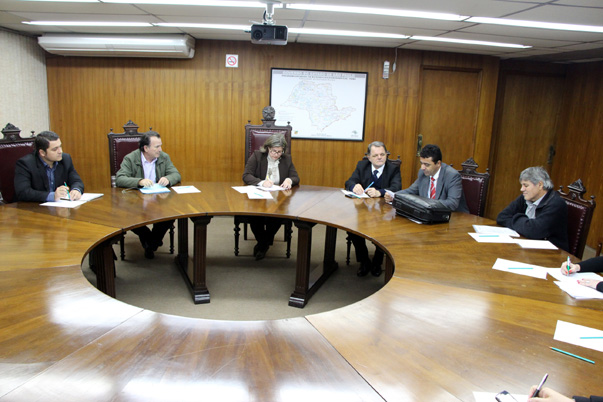 Deputado e prefeitos fazem reivindica??es na Secretaria da Agricultura