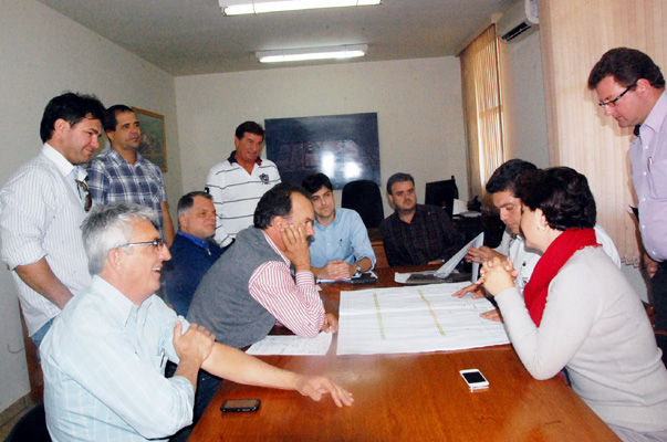 Em Parapu?, deputado se re?ne com prefeitos e diretoria da Dacal