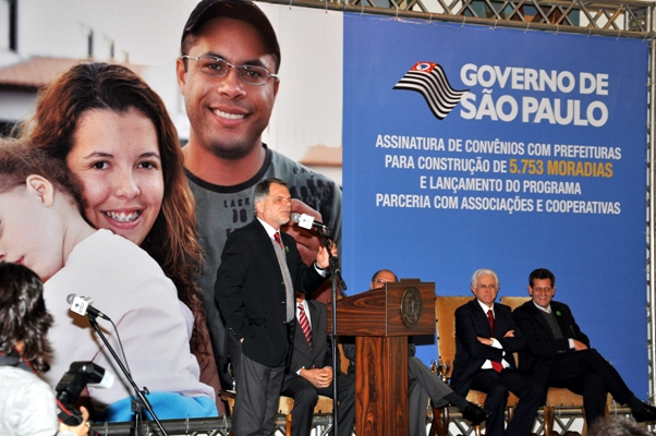 Assinatura de conv?nios para novas moradias no Estado