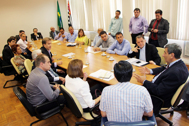 Bragato e Ummes reivindicam oncologia em Ourinhos para atendimento regional