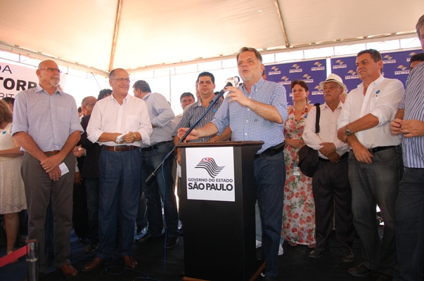Bragato, com Alckmin, na entrega de casas populares