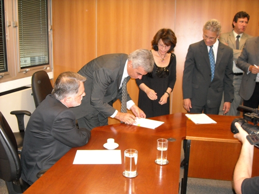 Pirapozinho assina renova??o de contrato com a Sabesp