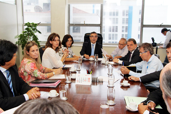 Deputado Bragato, na CDHU, reivindica melhorias habitacionais