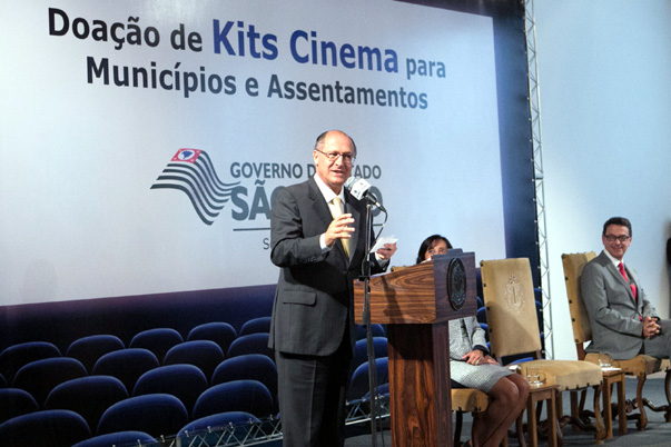 Munic?pios que n?o t?m salas de cinema recebem kits de proje??o