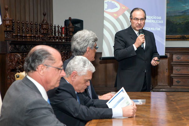 Governador anuncia reajuste e valoriza??o das pol?cias