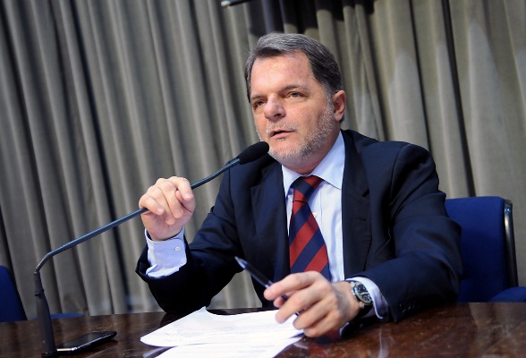 Projeto que auxilia  a comunica??o de usu?rios da sa?de agora ? lei