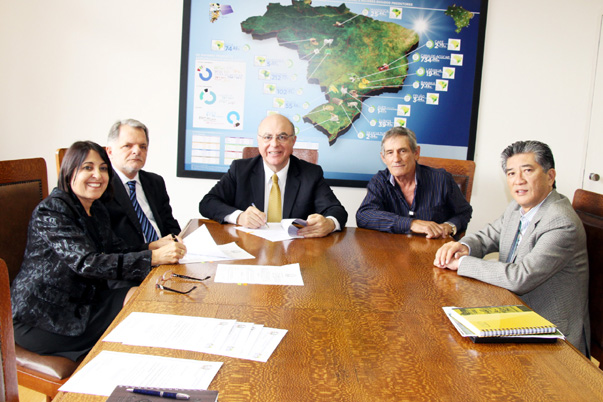 Deputado Bragato e prefeita Ism?nia assinam conv?nios na Agricultura