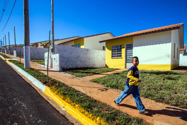 Fam?lias de Oriente recebem as chaves da casa pr?pria