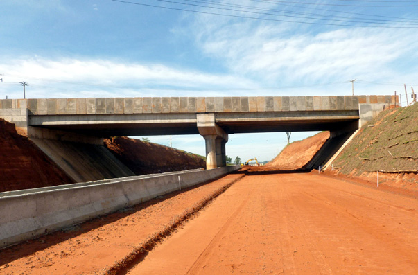 Avan?am as obras do viaduto do Ana Jacinta, em Prudente