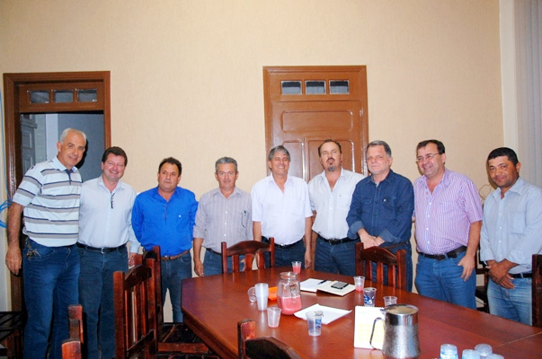 Deputado se re?ne com prefeitos e lideran?as em Osvaldo Cruz