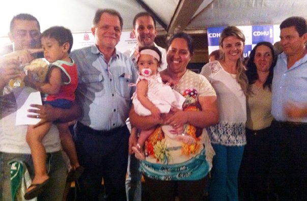 CDHU entrega 104 moradias em Lup?rcio