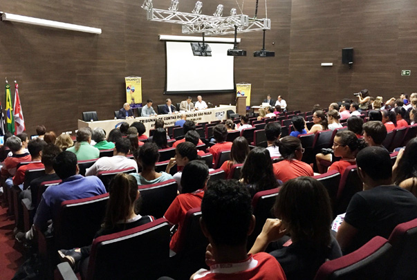 Araraquara e regi?o debatem Or?amento estadual 2016 com Comiss?o de Finan?as