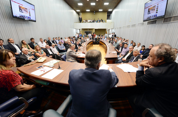Comiss?o, presidida por Bragato, promove encontro de prefeitos e conselheiro do TCE