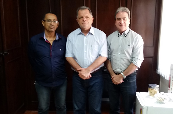 Deputado recebe a visita do provedor da Santa Casa de Presidente Epit?cio