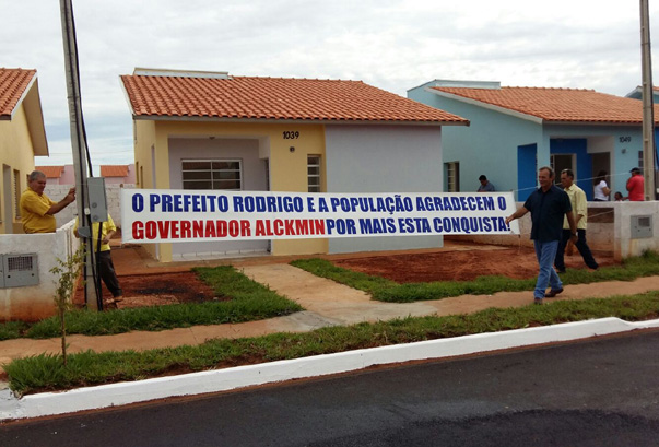 Entrega de casas e Delegacia de Pol?cia em Santa Mercedes