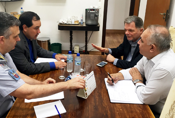 Na Defesa Civil, solicitando apoio a Maraca?, que sofreu com chuvas e alagamentos
